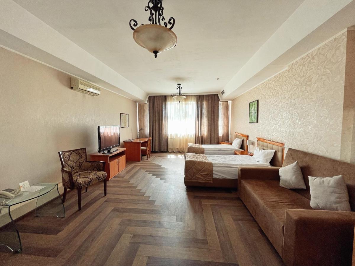 Golden Dragon Hotel Bishkek Exterior photo