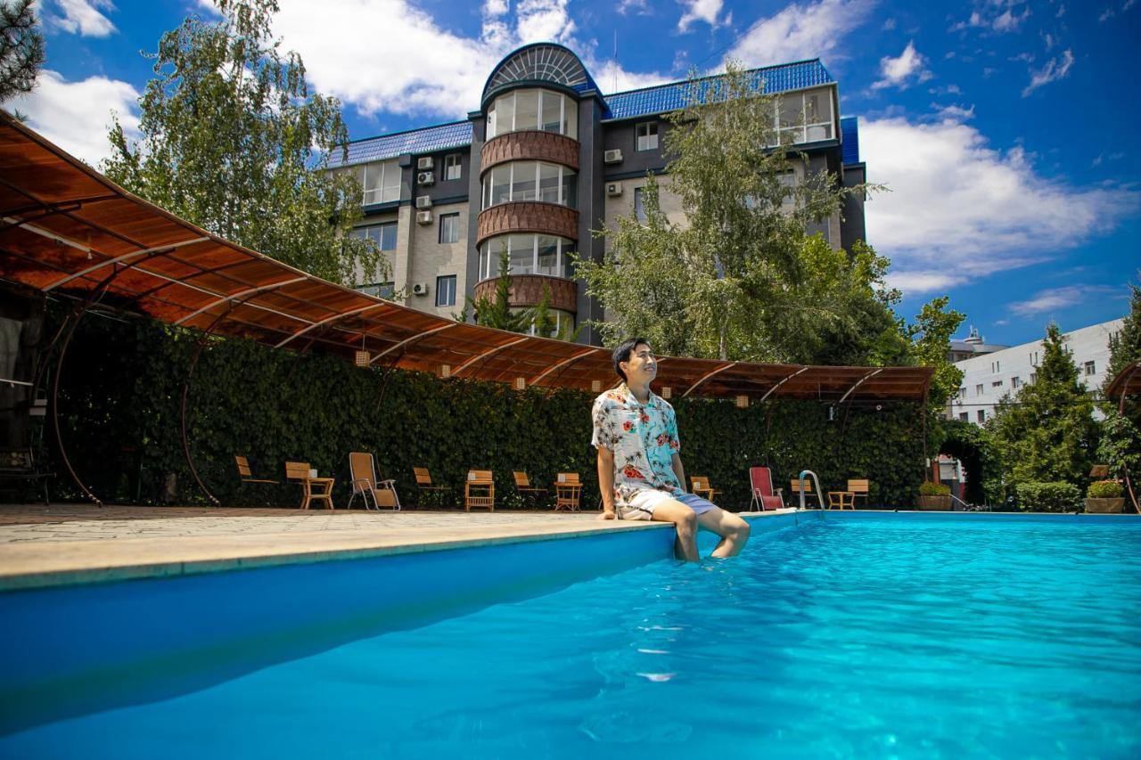 Golden Dragon Hotel Bishkek Exterior photo