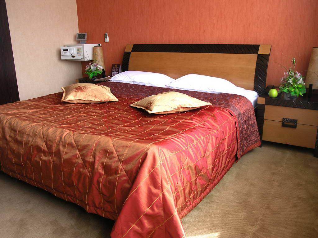 Golden Dragon Hotel Bishkek Exterior photo